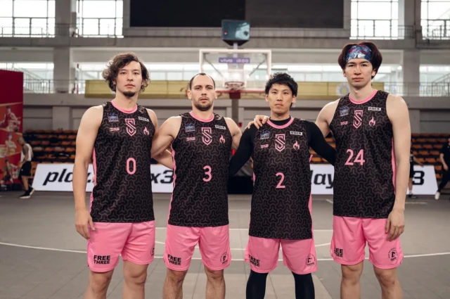 中国・雲南3x3国際ツアーから帰国

いつもSSへの熱い応援ありがとうございます。

立ち上がったばかりの新チームながら、初戦となった中国・雲南の国際大会で中国🇨🇳・韓国🇰🇷の強豪を破り、堂々の準々決勝進出！

関口＆イホールは指の負傷を抱えながらも、日本を代表しての全力プレー

次は6/1（日）我孫子ホームラウンドでの優勝を目指して準備中🏆

大会の裏側は後日YouTubeドキュメンタリーで配信予定🎬
チャンネル登録＆拡散よろしくお願いします。

📸Photo: @films_inc 

#ss_3x3 #cocoroodoru